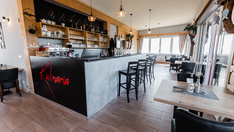 Kulinaria, © MAXSAM GmbH_perfect print Innenansicht eines modernen Restaurants mit Bar und Sitzbereich.