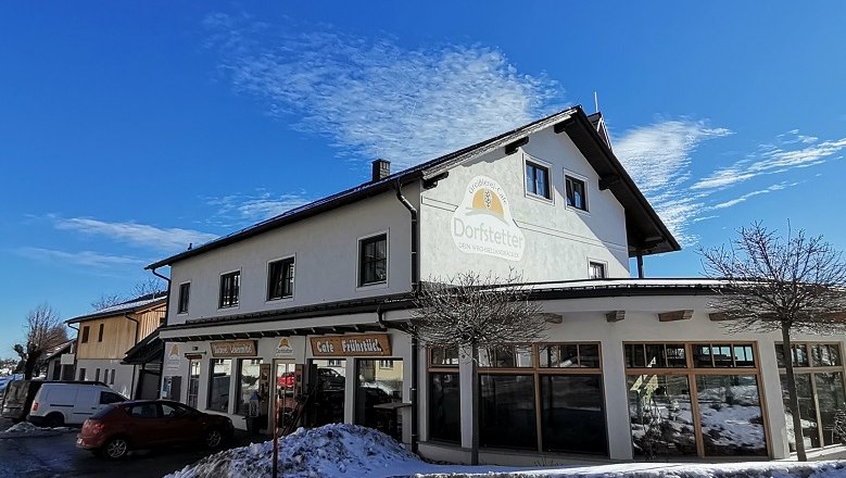 Bäckerei Dorfstetter, © Wiener Alpen Außenansicht der Bäckerei Dorfstetter an einem sonnigen Wintertag.