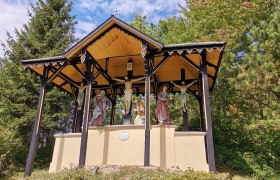 Kalvarienberg, © Wiener Alpen Kalvarienberg mit Kreuzigungsgruppe unter einem überdachten Pavillon.