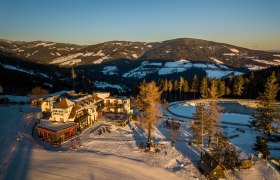 Alpengasthof Enzian, © Wiener Alpen/ Christian Kremsl Alpengasthof Enzian in verschneiter Berglandschaft bei Sonnenuntergang.