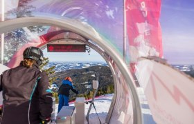 Schigebiet Mönichkirchen-Mariensee, © Skiregion Ostalpen/Martin Fülöp Skifahrer am Start einer Piste im Schigebiet Mönichkirchen-Mariensee.