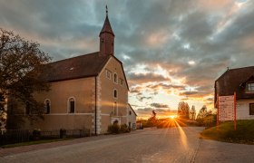 Wallfahrtskirche St. Corona am Wechsel, © Wiener Alpen, Kremsl Wallfahrtskirche St. Corona am Wechsel bei Sonnenuntergang.