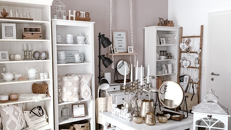 Boutique Mille Fleurs, © Mille Fleurs Innenansicht einer Boutique mit weißen Möbeln und Dekorationen.