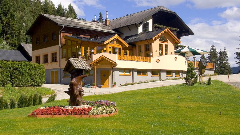 Alpengasthof Kummerbauerstadl, © Alpengasthof Kummerbauerstadl, Foto Verlag Fasch Alpengasthof Kummerbauerstadl mit Garten und Sonnenschirmen.