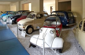 Automobilmuseum, © Bene Croy Eine Sammlung von Oldtimern in einem Automobilmuseum.