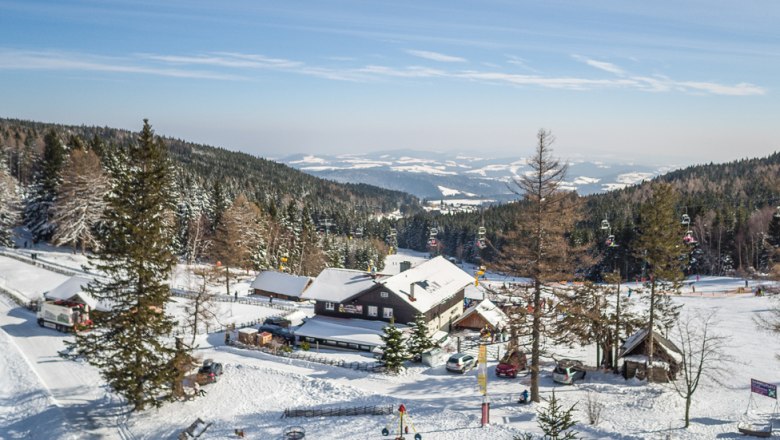 Berggasthof Mönichkirchner Schwaig, © Schischaukel-Mönichkirchen-Mariensee-GmbH-Fülöp Winterlandschaft mit Berggasthof und Skilift in Mönichkirchen.