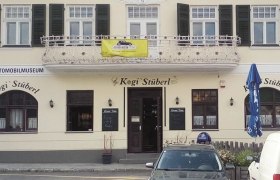 Das Stüberl zum Wohlfühlen, © Kogi´Stüberl Fassade eines Restaurants namens Kogi Stüberl mit Balkon und geschlossenen Fensterläden.