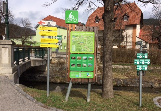 Radstartplatz-Tafel Kirchberg, © ©Wiener Alpen Radstartplatz-Tafel in Kirchberg mit Wegweisern und Karte.