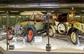 Automobilmuseum, © Franz Zwickl Historische Autos im Automobilmuseum hinter Glas ausgestellt.