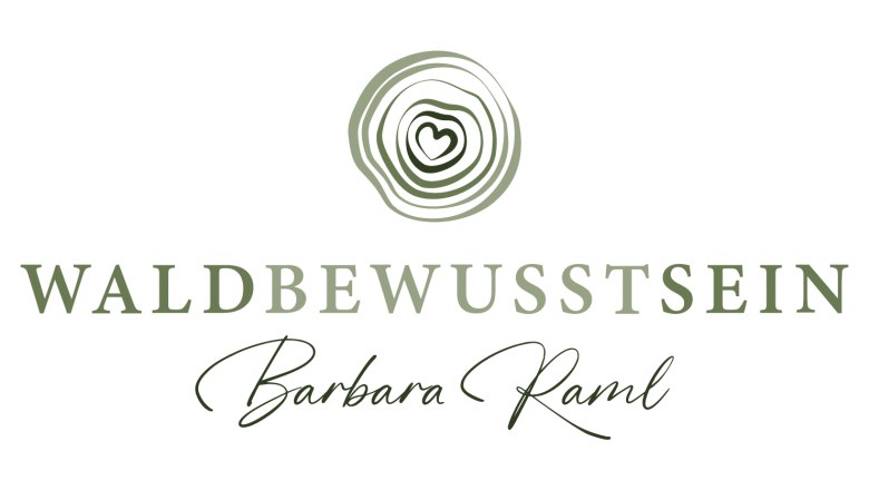 Waldbewusstsein - Barbara Raml, © Ines Steiner Logo mit Schriftzug 'Waldbewusstsein Barbara Raml' und einem stilisierten Baumring mit Herz in der Mitte.
