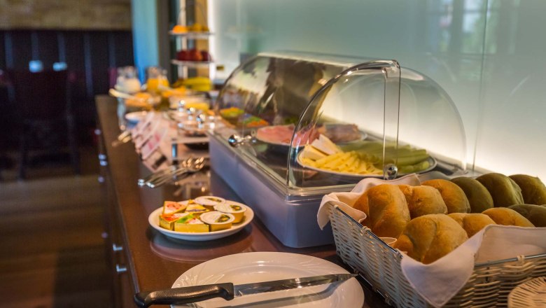 Ein reichhaltiges Fr&uuml;hst&uuml;cksbuffet mit Br&ouml;tchen, Aufschnitt und K&auml;se.