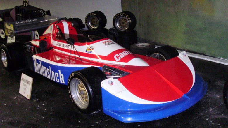 Ein rotes und wei&szlig;es Rennfahrzeug mit der Aufschrift 'Rodenstock' im Automobilmuseum Aspang.