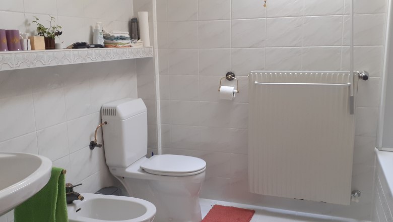 Badezimmer mit WC, Bidet, Waschbecken und Badewanne.