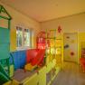 Buntes Kinderspielzimmer mit Rutsche und Klettergerüst.