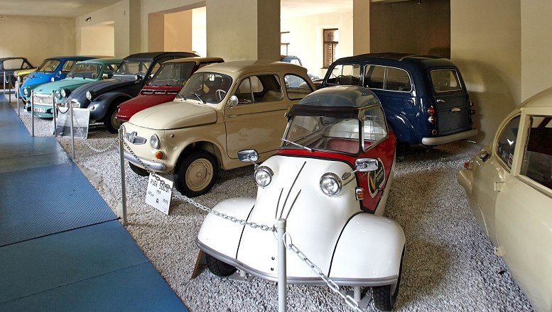 Eine Sammlung von Oldtimern in einem Automobilmuseum.
