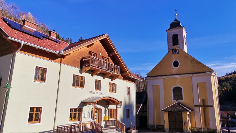Gemeindeamt Trattenbach mit Kirche, © Wiener Alpen/intern
