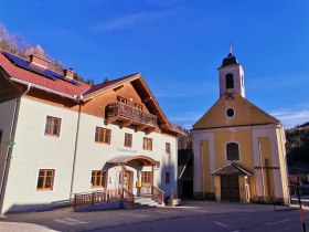 Gemeindeamt in Trattenbach mit Kirche, © Wiener Alpen in Niederösterreich - Wechsel