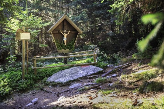 Sagenumwobener Antrittsstein am Kampstein, © Wiener Alpen, Christian Kremsl