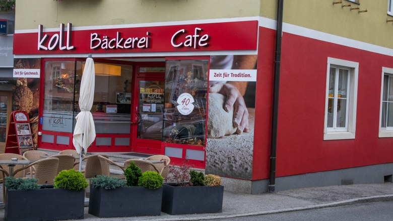 Au&szlig;enansicht einer B&auml;ckerei mit Caf&eacute; und Sitzbereich in Aspang.