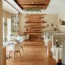 Innenansicht eines eleganten Restaurants mit Holzboden, modernen Möbeln und dekorativen Holzelementen an der Wand.