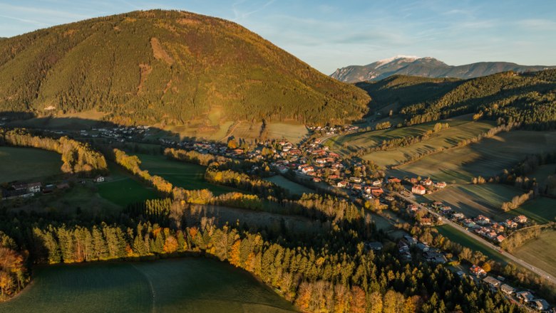 Luftaufnahme von Otterthal mit umliegenden H&uuml;geln und W&auml;ldern.