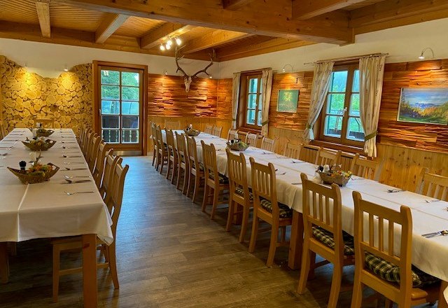 Ansprechender Speisesaal f&uuml;r diverse Feiern, &copy; Wiener Alpen