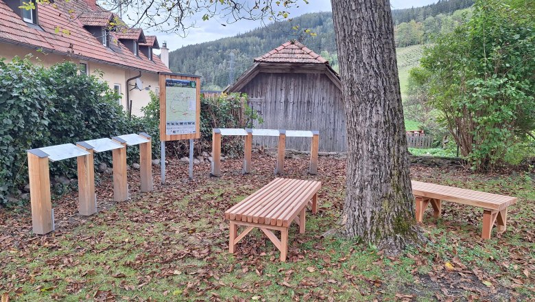 Holzb&auml;nke und Informationstafeln im Garten des Wittgensteinhauses.