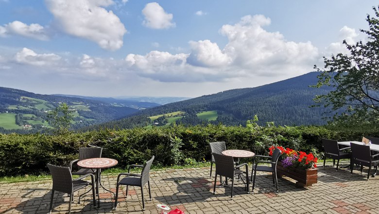 Traumhafter Ausblick auf der Terrasse, &copy; Alpengasthof Fernblick, Fam. P&ouml;lzelbauer