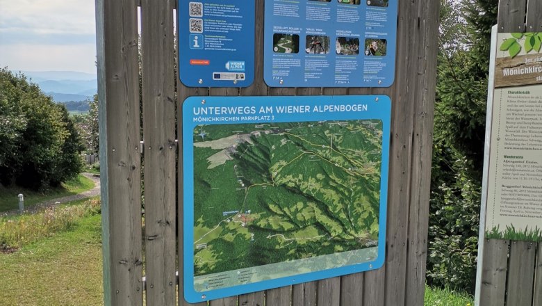 Informationstafel am Wiener Alpenbogen mit Karte und Texten.