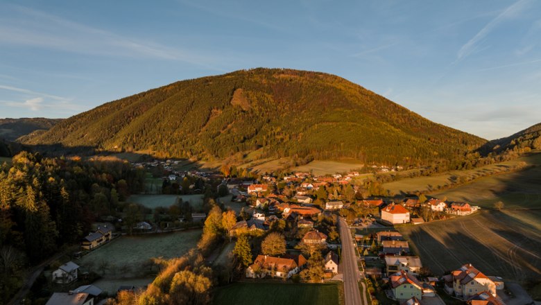 Luftaufnahme von Otterthal mit H&uuml;gel im Hintergrund.