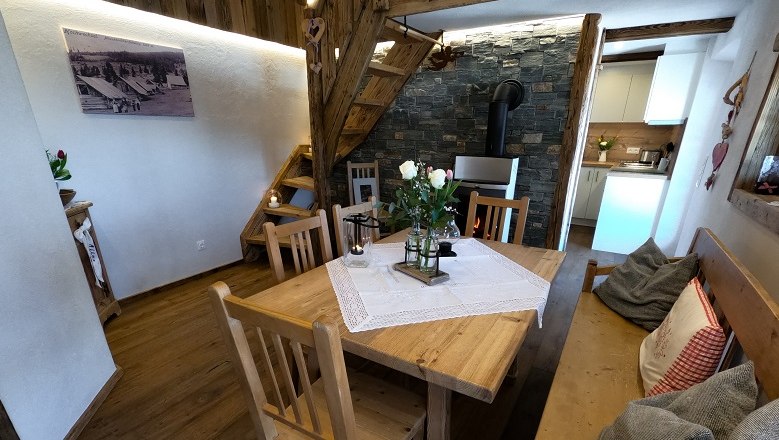 Gemütlicher Essbereich mit Holzmöbeln und Kamin.