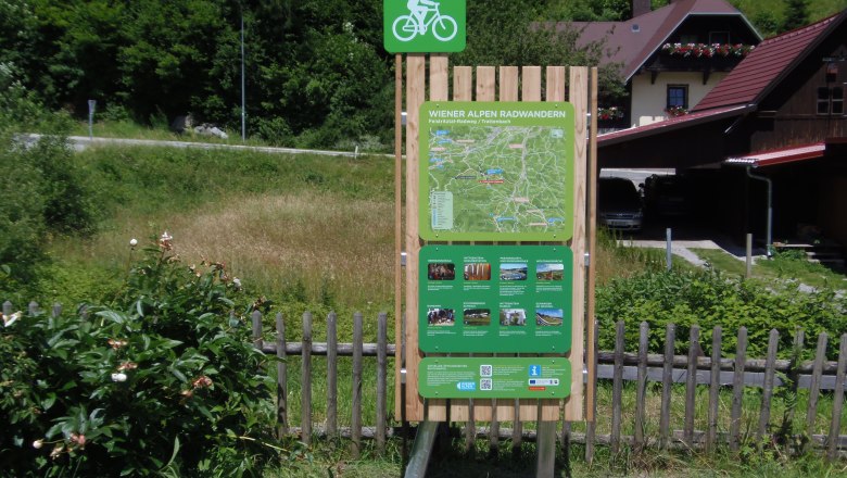 Informationstafel f&uuml;r Radfahrer in Trattenbach mit Karte und Infos zu Radwanderwegen.