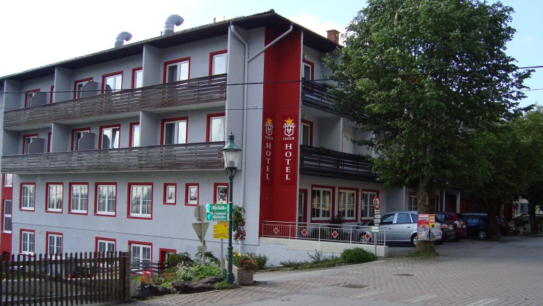 Au&szlig;enansicht des Hotel Thier mit Balkonen und rotem Schriftzug.