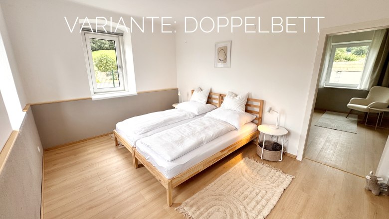 Modernes Schlafzimmer mit Doppelbett, Holzboden und Fenster mit Blick nach drau&szlig;en.