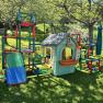 Ein bunter Spielplatz mit Kletterger&uuml;st und Spielhaus im Garten.
