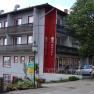 Au&szlig;enansicht des Hotel Thier mit Balkonen und rotem Schriftzug.