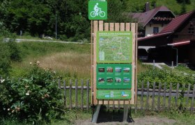 Informationstafel f&uuml;r Radfahrer in Trattenbach mit Karte und Infos zu Radwanderwegen.
