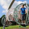 Person in einem Kletterger&uuml;st im Motorikpark.