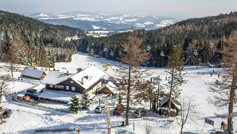 Die Mönichkirchner Schwaig mit den Liftanlagen, © Skigebiet Mönichkirchen-Mariensee / Fülöp