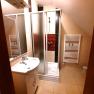 Modernes Badezimmer mit Dusche, Waschbecken und Handtuchheizk&ouml;rper.