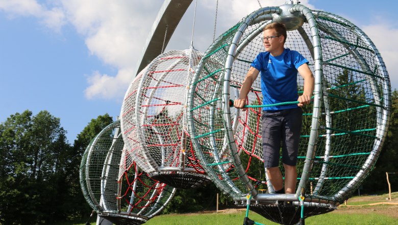 Person in einem Kletterger&uuml;st im Motorikpark.