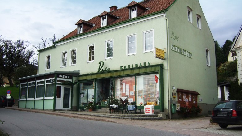 Grünes Gebäude mit der Aufschrift 'Gasthof Rois'.