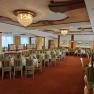 Eleganter Speisesaal mit Kronleuchtern und gedeckten Tischen im Hotel Thier.