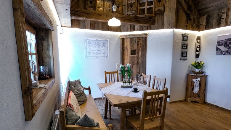 Rustikales Esszimmer mit Holzmöbeln und gemütlicher Dekoration.
