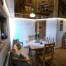 Rustikales Esszimmer mit Holzmöbeln und gemütlicher Dekoration.